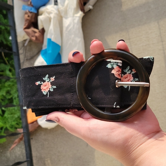 Torrid Floral Shorts with belt - Picture 2 of 3